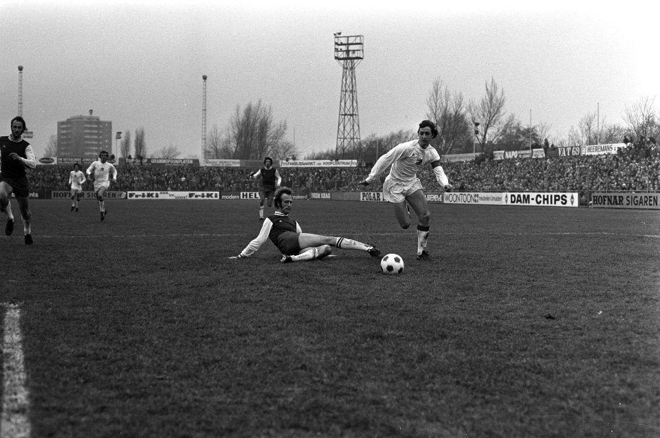 Haarlem tegen Ajax 0-4, Cruijff passeert verdediger, Bestanddeelnr 926-1552