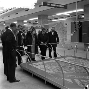 H. M. de Koningin bezoekt 50 Jaar Wonen Den Haag, Bestanddeelnr 905-3730