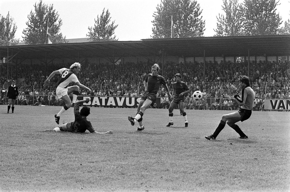 Haarlem tegen Ajax 0-2, Geels schiet de bal langs Boersma en opent daarmee de sc, Bestanddeelnr 929-3085