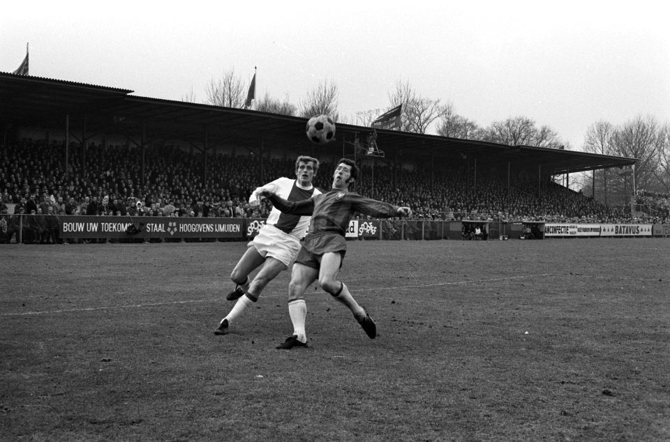 Haarlem tegen Ajax 0-1. Keizer in duel met (rechts) Koopman (H), Bestanddeelnr 923-3268
