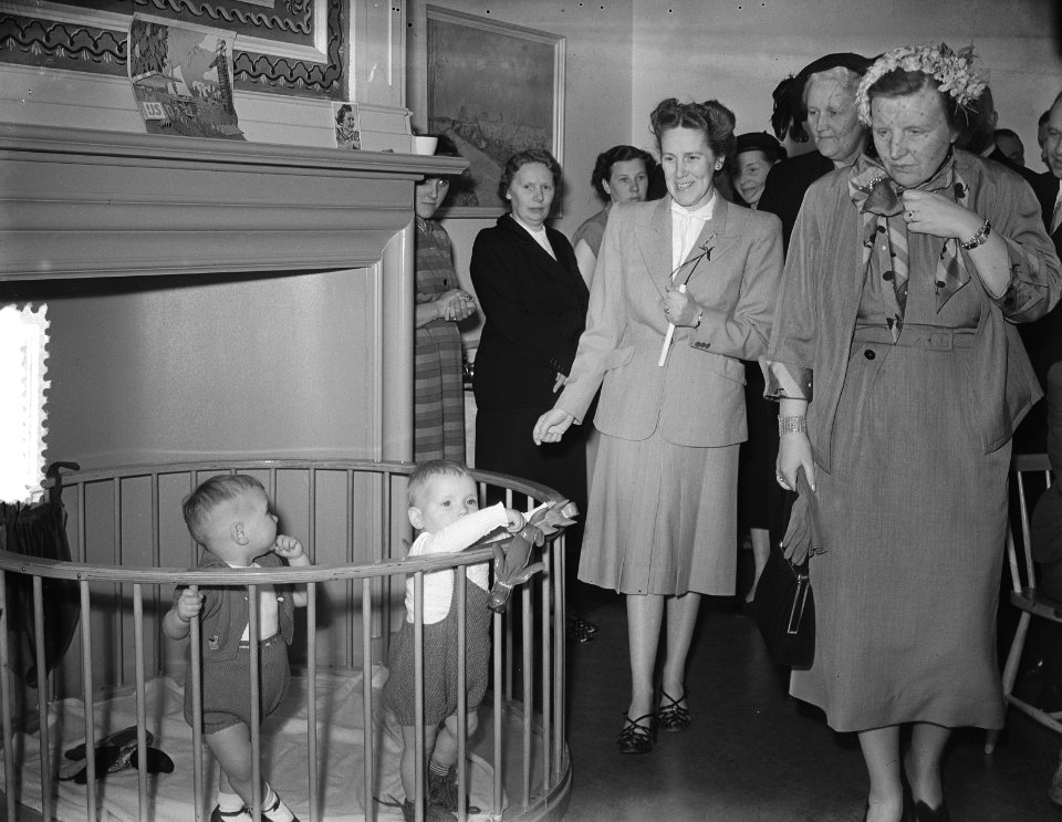 H. M. de Koningin bezoekt Buren Weeshuis, Bestanddeelnr 905-6761