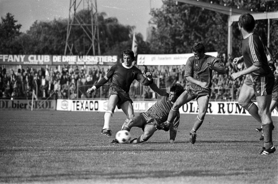 Haarlem tegen Go Ahead Wentink in duel met twee Eagles verdedigers, Bestanddeelnr 928-8130