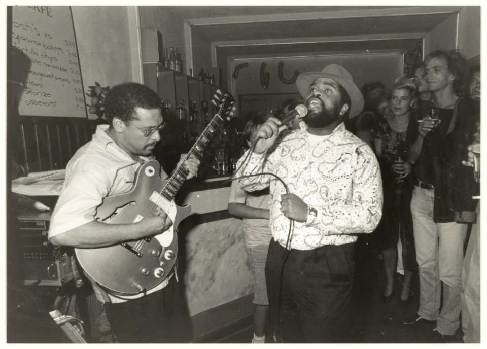 Haarlem Jazz Stad. Optreden van de zanger Franklin Batta in Jeltes Café in de Schagchelstraat. NL-HlmNHA 54031908