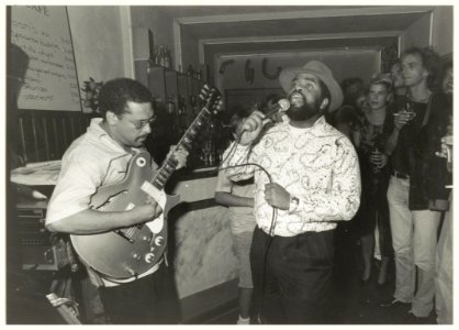 Haarlem Jazz Stad. Optreden van de zanger Franklin Batta in Jeltes Café in de Schagchelstraat. NL-HlmNHA 54031908