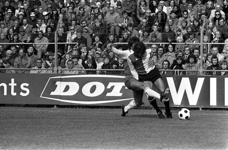 Haarlem tegen Feyenoord 0-3, Wentink (nr 2 Haarlem) houd met handen en voeten V, Bestanddeelnr 927-4824