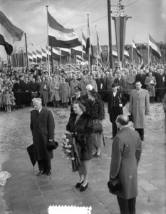 H. M. de Koningin opent tuinstad Slotermeer te Amsterdam, Bestanddeelnr 905-3481