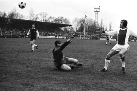 Haarlem tegen Ajax 0-5 nr. 18 Dick van Dijk (rechts) scoort 2-0 voor Ajax nr., Bestanddeelnr 924-0713