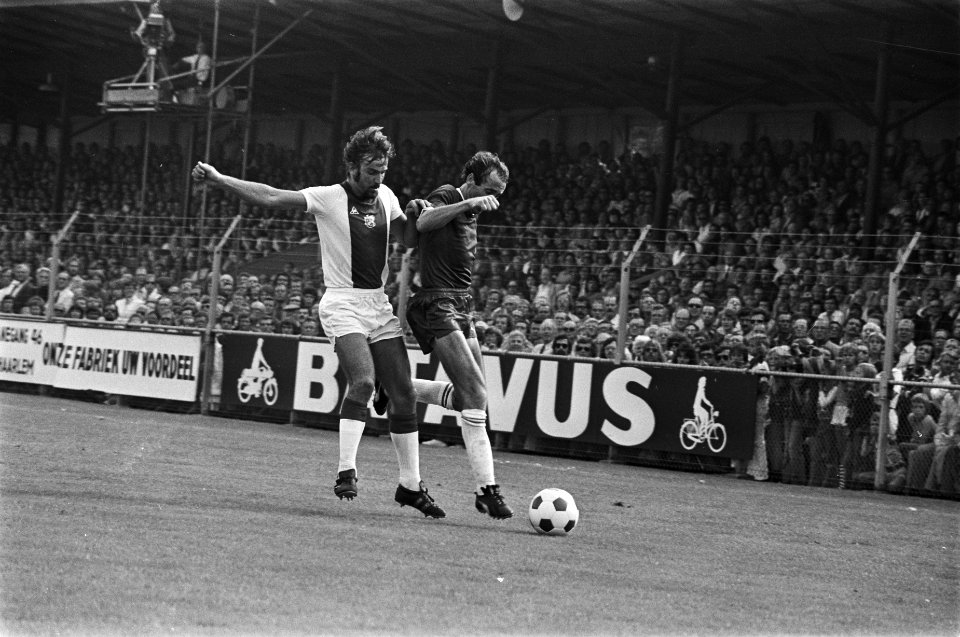 Haarlem tegen Ajax 2-0, Abe van de Ban in duel met Notten, Bestanddeelnr 928-7506