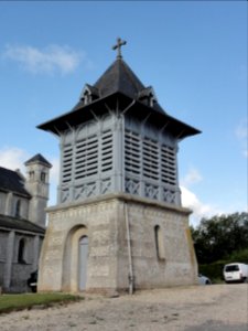 Héricourt-en-Caux (Seine-Mar.) clocher à coté de l'église