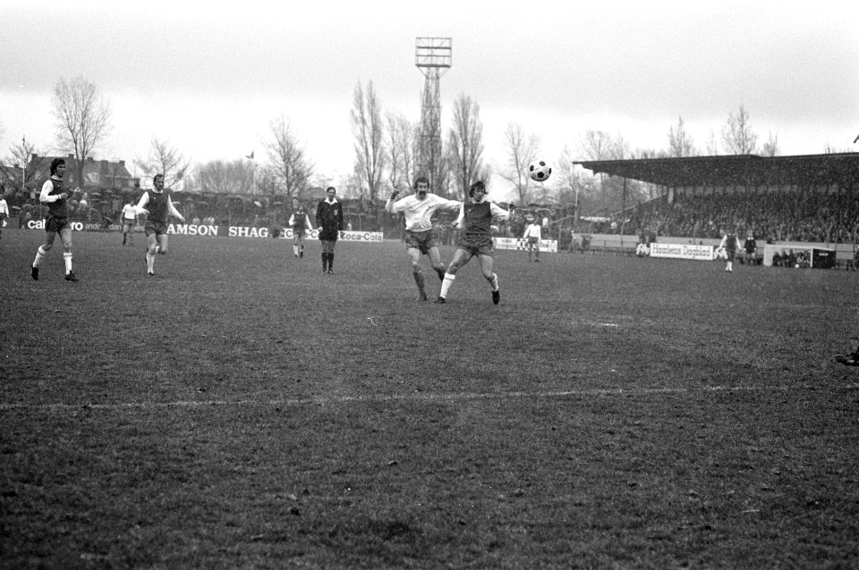 Haarlem tegen Amsterdam 1-4, Van der Ban (midden) scoort 1-0, Bestanddeelnr 926-3137