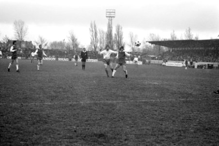 Haarlem tegen Amsterdam 1-4, Van der Ban (midden) scoort 1-0, Bestanddeelnr 926-3137