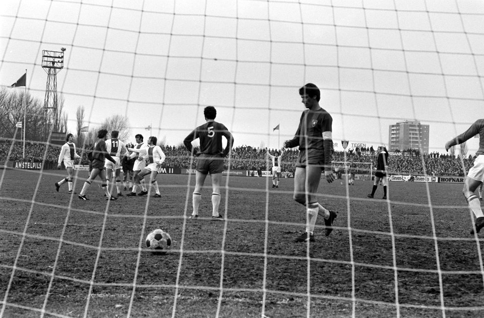 Haarlem tegen Ajax 0-1. Keizer wordt omhelsd door clubgenoten na een doelpunt, Bestanddeelnr 923-3267