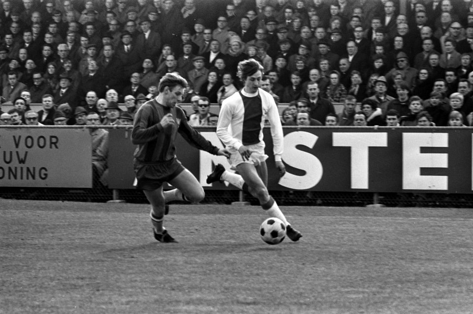 Haarlem tegen Ajax 0-1. Cruijff in duel met Lefering (links), Bestanddeelnr 923-3269