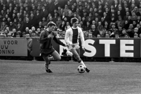 Haarlem tegen Ajax 0-1. Cruijff in duel met Lefering (links), Bestanddeelnr 923-3269