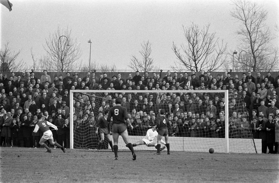 Haarlem tegen HVC 2-2. Het eerste doelpunt van HVC gemaakt door Houtveen, Bestanddeelnr 914-9396