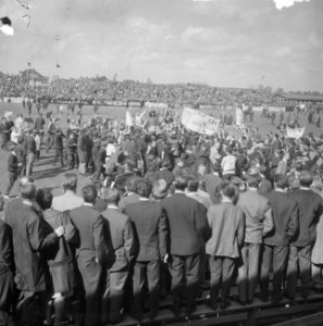 Haarlem tegen VSV 2-3 Na afloop van de strijd spelers van VSV op de schouders, Bestanddeelnr 915-2898