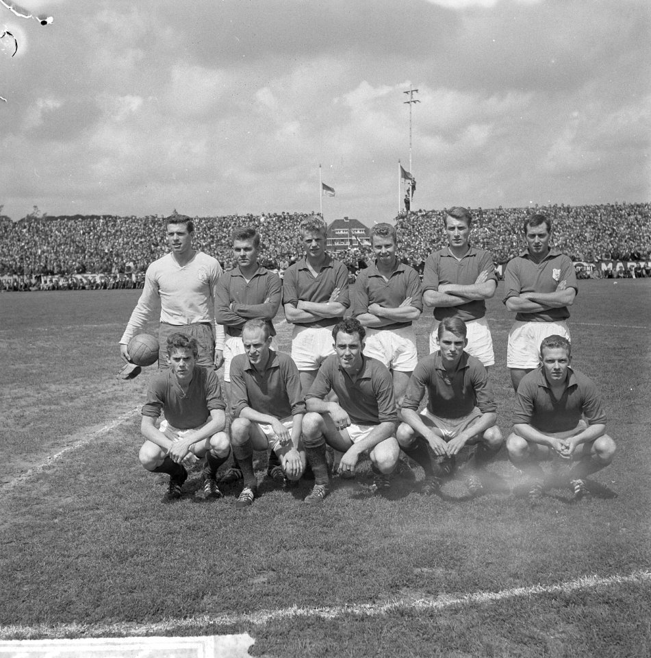 Haarlem tegen VSV 2-3 Het kampioenselftal van VSV, Bestanddeelnr 915-2899