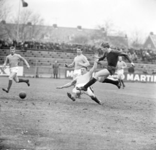Haarlem tegen HDVS 1-1 Spelmoment waarbij Jonkers van Haarlem de bal nog weet d, Bestanddeelnr 914-9858