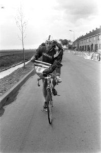 Haarlemmermeerronde finish. Winnaar Leen de Groot maakt ereronde, Bestanddeelnr 921-3612