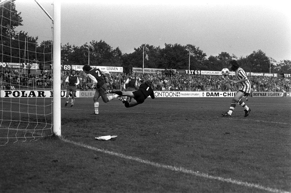 Haarlem tegen Sparta 0-4, Heijerman (rechts) scoort 0-4, Bestanddeelnr 925-8842