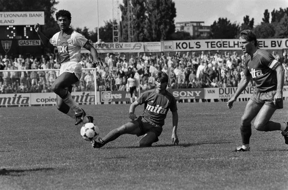 Haarlem-Ajax 0-3 Frank Rijkaard (l) in duel met Haarlemse verdediging, Bestanddeelnr 933-7377