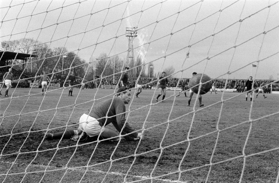 Haarlem tegen Volendam voetbal, keeper Kruys grijpt mis op een schot van Smit va, Bestanddeelnr 914-9122
