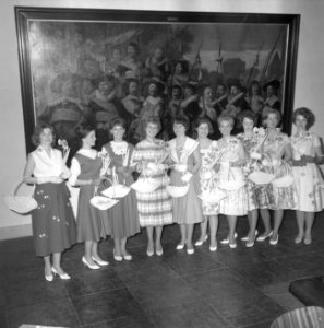 Haarlemse bloemenmeisjes 10-jarig bestaan, groep in kostuums van 1955-1964 ten v, Bestanddeelnr 916-2049