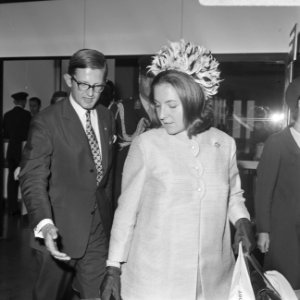 H. K. H. Prinses Margriet en Mr. Van Vollenhoven komen aan op Schiphol na bijwon, Bestanddeelnr 922-7785