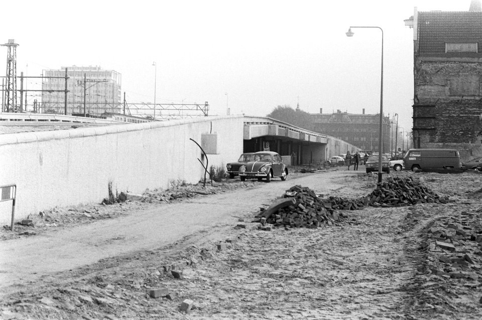 Haarlemmer Houttuinen met autos, viaduct over Kleine Prinsengracht, Bestanddeelnr 925-9914