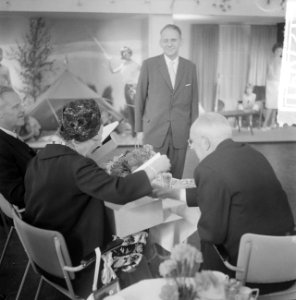 H. M. de Koningin in Emmen. Koningin krijgt een doos postpapier, Bestanddeelnr 912-7091