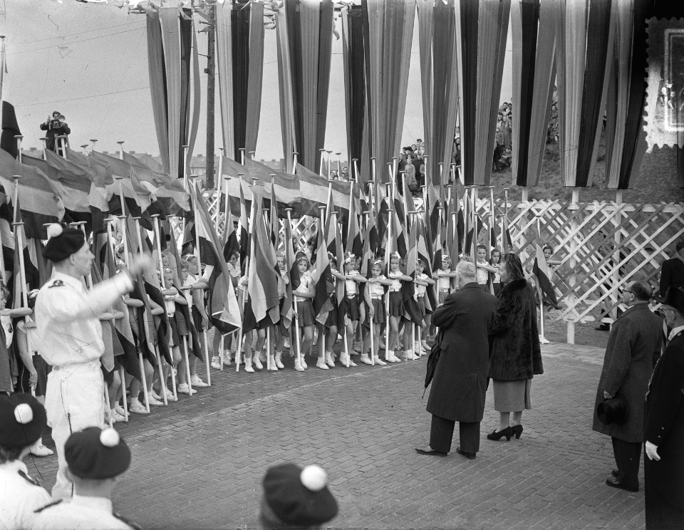 H. M. de Koningin opent tuinstad Slotermeer te Amsterdam, Bestanddeelnr 905-3477