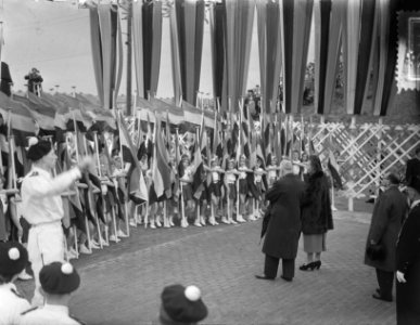 H. M. de Koningin opent tuinstad Slotermeer te Amsterdam, Bestanddeelnr 905-3477