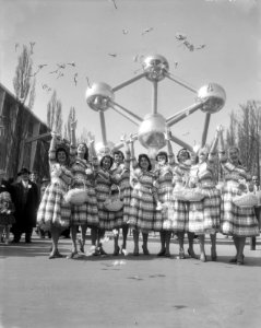 Haarlemse bloemenmeisjes brengen bezoek aan de Expo, Bestanddeelnr 909-5038