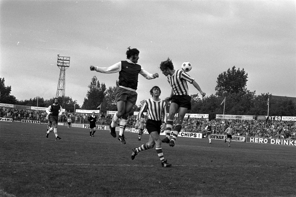 Haarlem tegen Sparta 0-4, Gerrie de Goede (links springend) in aktie, Bestanddeelnr 925-8843