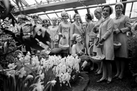Haarlemse Bloemenmeisjes Anne en Charlotte onder paraplue Een van de bloemenmeis, Bestanddeelnr 921-1828