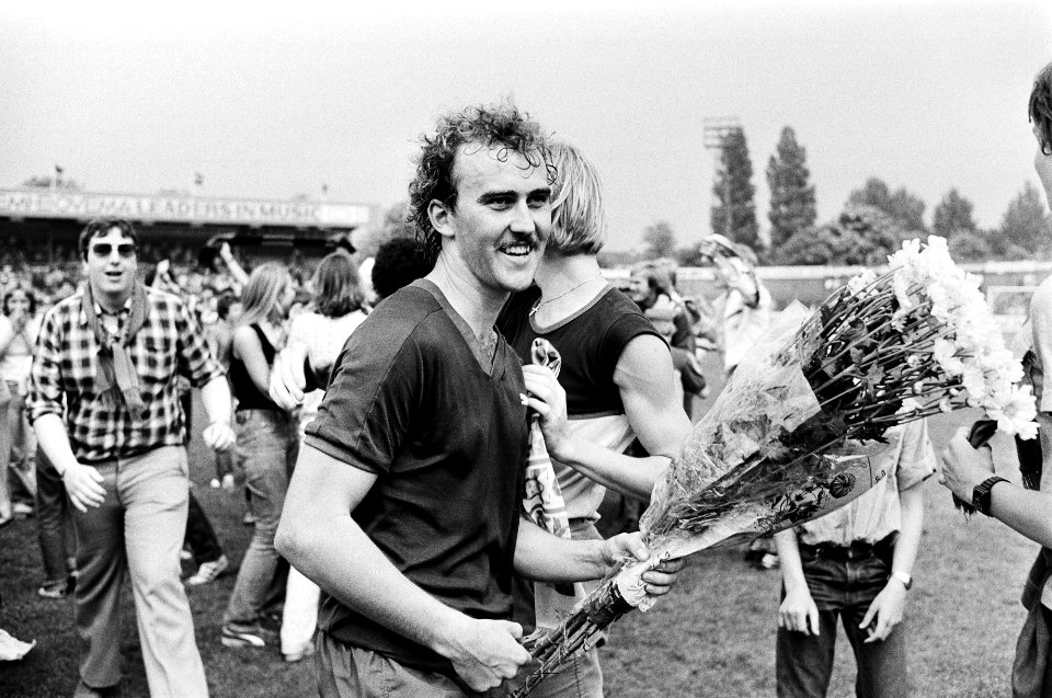 Haarlem speler Rob de Kip met bloemen, Bestanddeelnr 930-2969