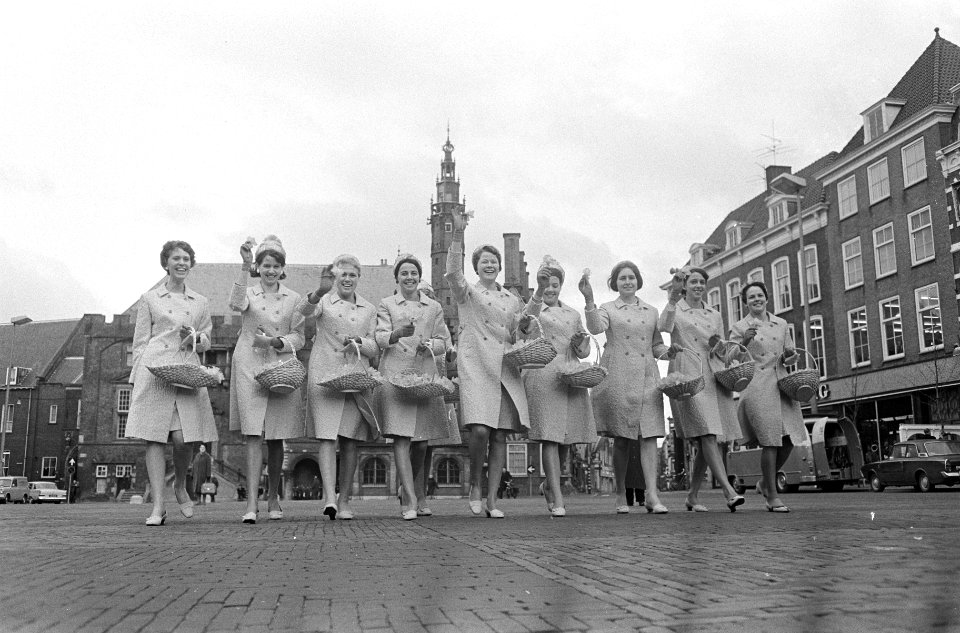 Haarlemse bloemenmeisjes, hier op de Grote Markt te Haarl em, Bestanddeelnr 920-1327