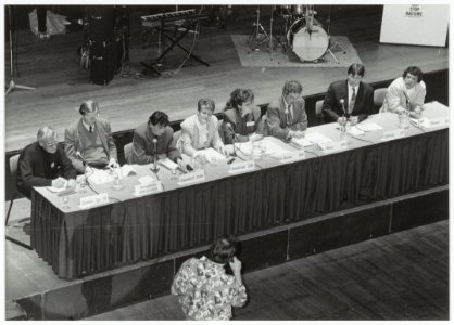 Haarlemse politici tijdens het door het Haarlems Dagblad georganiseerde Politiek Café in het concertgebouw. Onderwerp was herziening van de plannen voor het Enschedé-complex. NL-HlmNHA 54035105