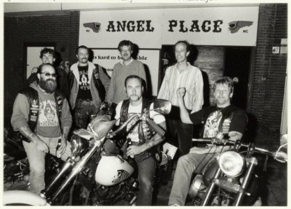 Haarlemse politici op bezoek bij de Hells Angels aan de Parklaan 45. Achterste rij v.l.n.r. 1e J. Haverkort, 3e C. Mooij en 4e P. Marcelje. NL-HlmNHA 54020675