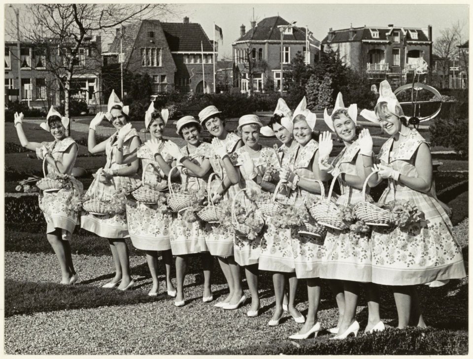 Haarlemse Bloemenmeisjes in de tuin van restaurant Treslong in Hillegom. NL-HlmNHA 54011157