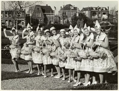 Haarlemse Bloemenmeisjes in de tuin van restaurant Treslong in Hillegom. NL-HlmNHA 54011157