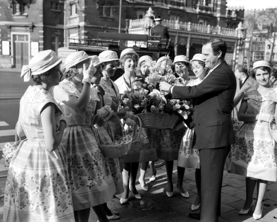 Haarlemse bloemenmeisjes bieden de heer Nugent een bloemenmand aan met de sleute, Bestanddeelnr 912-2197