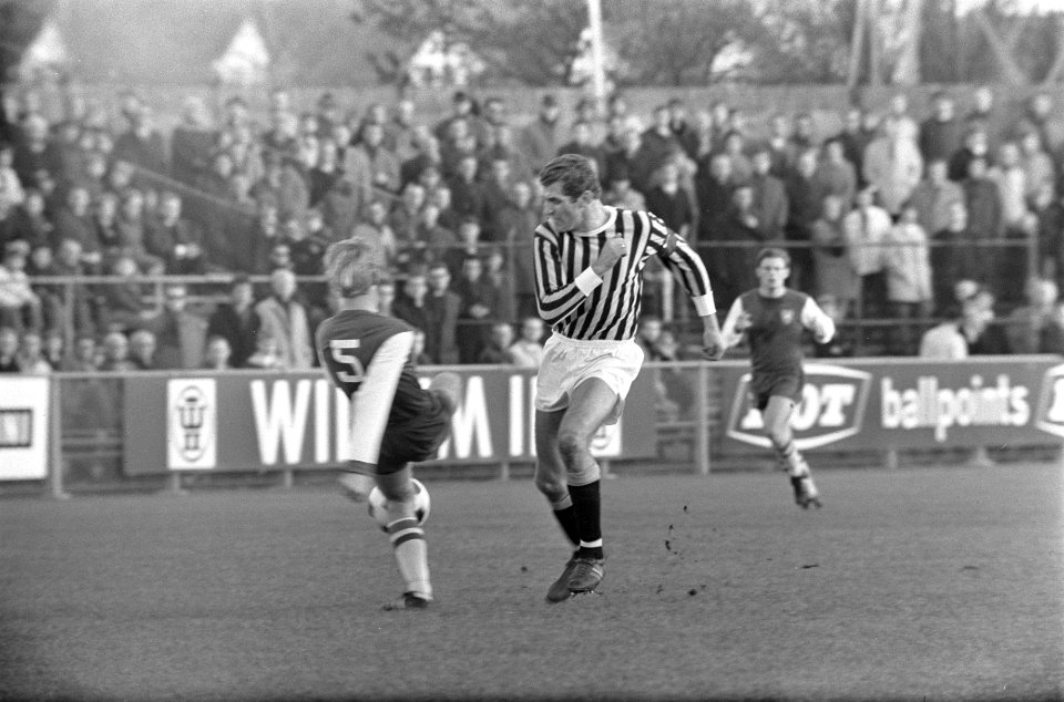Haarlem-Vitesse 1-2. Henk 'Charly' Bosveld (Vitesse) in actie, Bestanddeelnr 921-8843