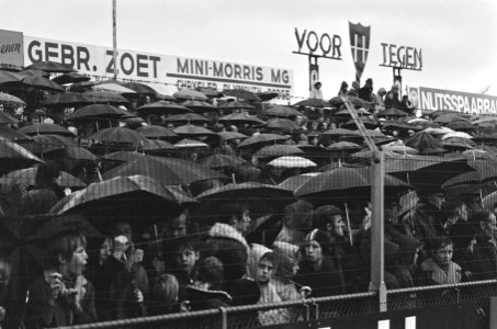 Haarlem tegen Ajax 0-5 toeschouwers onder paraplu, Bestanddeelnr 924-0715