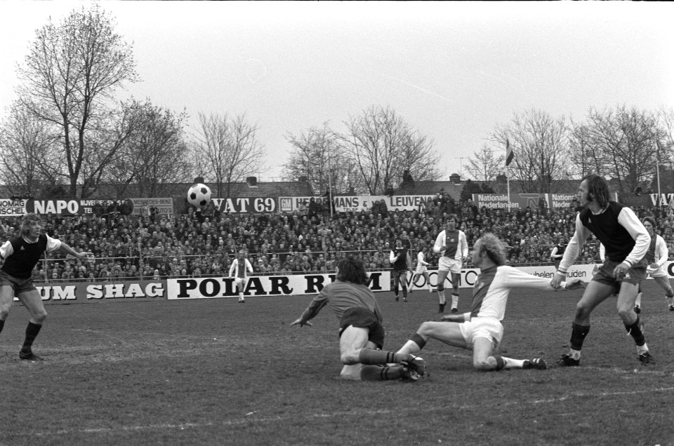Haarlem tegen Ajax 1-4, vlnr keeper Boersma, Ruud Geels (scorend) en Van de , Bestanddeelnr 927-8556