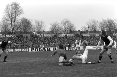 Haarlem tegen Ajax 1-4, vlnr keeper Boersma, Ruud Geels (scorend) en Van de , Bestanddeelnr 927-8556