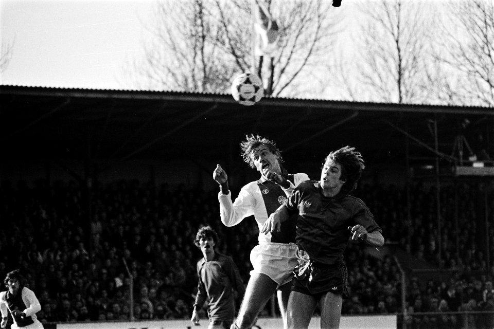 Haarlem tegen Ajax 1-3 Dick Schoenaker (links) in kopduel met Haarlem speler, Bestanddeelnr 930-6654