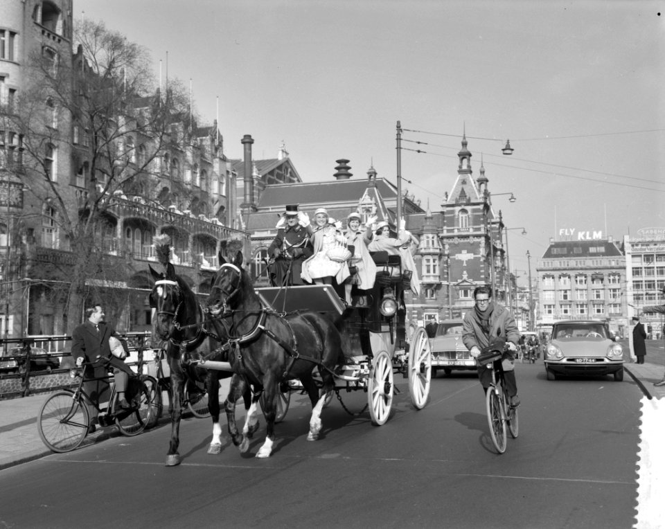 Haarlemse bloemenmeisjes bezoeken Amsterdam, Bestanddeelnr 912-2195