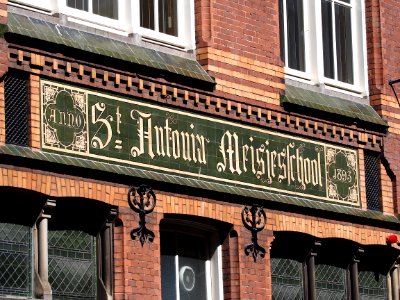 Haarlemmerdijk gevel van St Antonia Meisjesschool