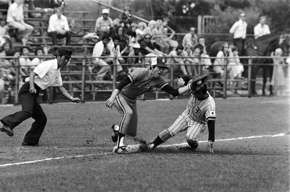 Haarlemse honkbalweek Nederland tegen Japan Kobayashi steelt 3e honk, Arnold Sm, Bestanddeelnr 929-8635